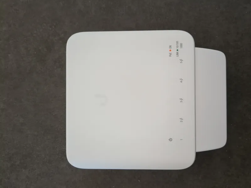 Ubiquiti USW-Flex router